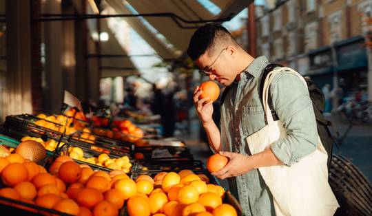 ‘Calorieën liggen overal voor het oprapen. Wat vroeger evolutionair gezien gunstig was, keert zich nu tegen ons’: hoe eet je jezelf gelukkig?