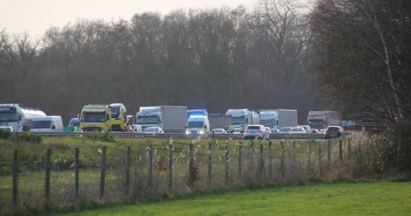7 kilometer file op A1 richting Hengelo door ongeluk - Tubantia