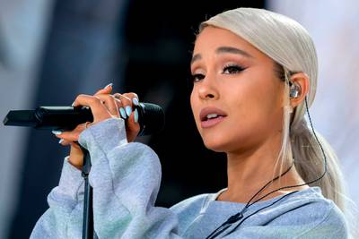 Ariana Grande opent Billboard Music Awards