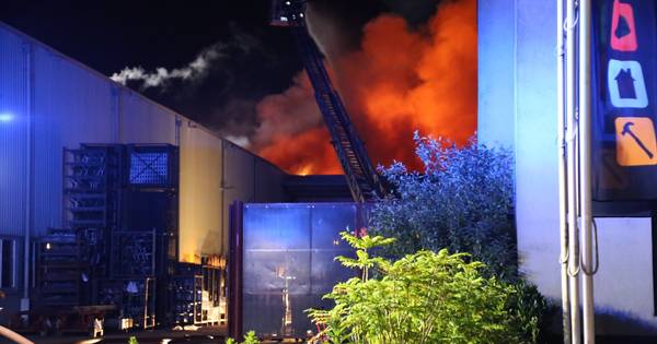 Geen gevaarlijke stoffen vrijgekomen bij brand C&T Technics in Uden - BD.nl