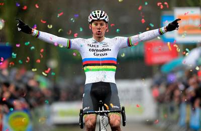 Van der Poel blijft ook in regenboogtrui winnen