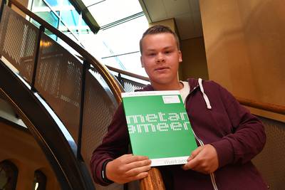 Nick ging vanwege autisme naar speciaal onderwijs maar haalt toch cum laude een regulier diploma