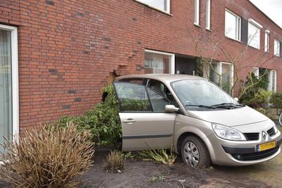 Auto rijdt tegen huis in Bavel, muur flink ontzet