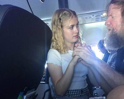 Lof voor meisje (15) dat blinde en dove passagier liefdevol bijstaat op vlucht