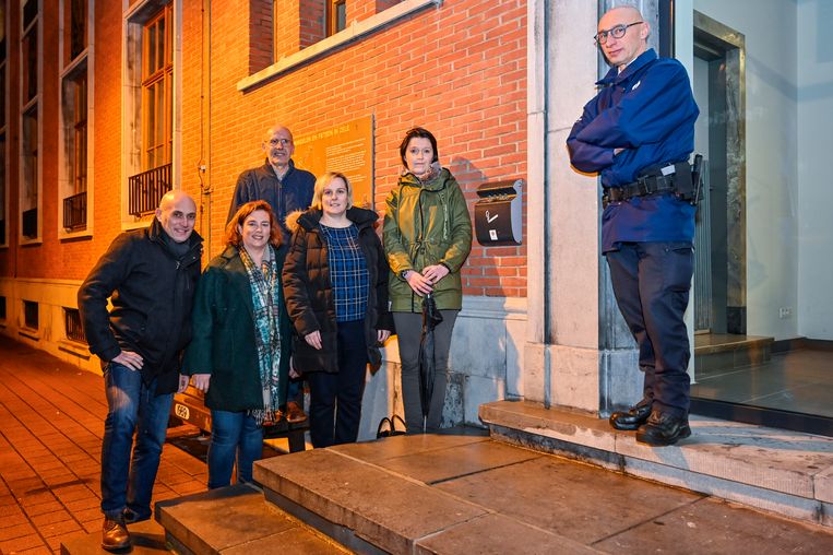 Met een wandasbak aan de gevel van het gemeentehuis geeft de gemeente zelf het goede voorbeeld.