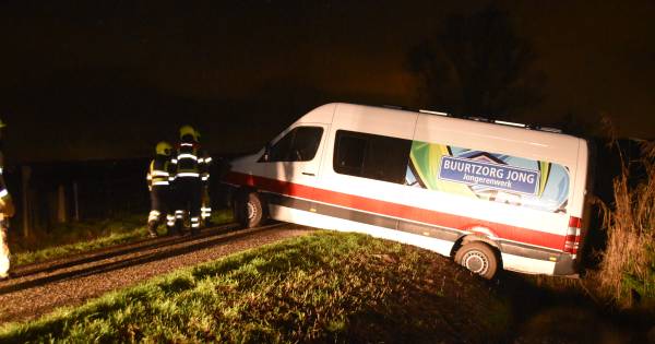 Chauffeur schat breedte van Beemstraat in Nieuwaal verkeerd in en belandt in sloot - BD.nl