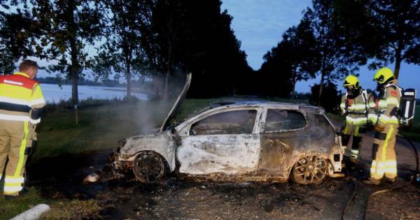 Beschonken man laat auto staan, wagen gaat in vlammen op - BD.nl
