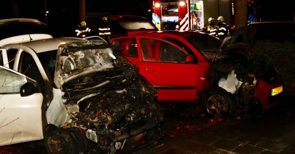 Twee auto's gaan in vlammen op in Mill