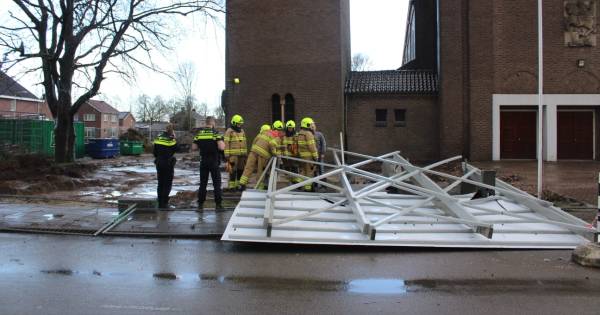 Groot reclamebord en hekwerk vallen op straat in Gendt