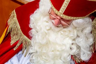 Sint valt van kar en wordt met ambulance afgevoerd