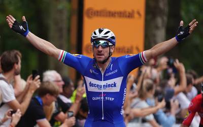 Viviani verslaat Bennett en laat zijn ploeg opnieuw juichen