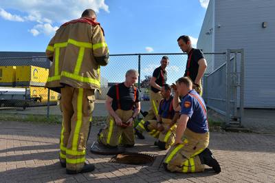 Voorbijganger redt zeven eendenkuikens uit riool op industrieterrein