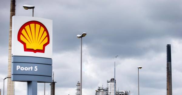 Shell ziet helft van zijn winst in rook opgaan - Eindhovens Dagblad