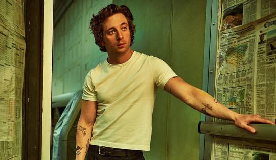 Waarom u, zoals Jeremy Allen White in ‘The Bear’, deze nazomer maar beter uw witte T-shirts uit de kast haalt