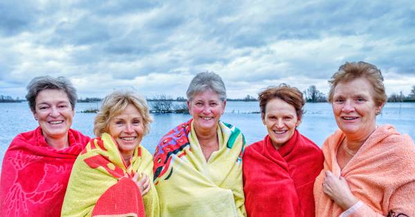 Weer of geen weer: vijf vriendinnen zwemmen nog elke dag in Vinkeveense Plassen - AD.nl