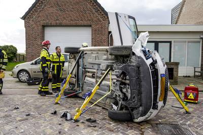 Auto belandt op zijn kant na botsing in Lage Zwaluwe
