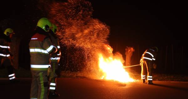 Branden teisteren Waardenburg, brandstichters laten een brandend bandenspoor achter - BD.nl