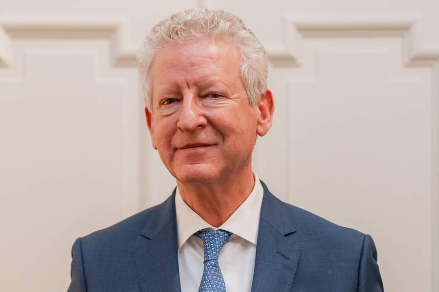 Burgemeester Pieter De Crem van Aalter tijdens de eedaflegging bij Oost-Vlaams gouverneur Carina Van Cauter. / © Martin Corlazzoli