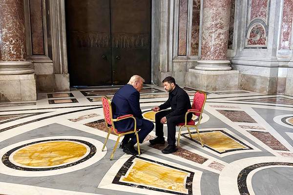 In Vaticaanstad kwamen Trump en Zelensky kort samen tijdens een internationale bijeenkomst, een symbolisch diplomatiek moment dat vooral door de unieke setting wereldwijd werd vastgelegd.