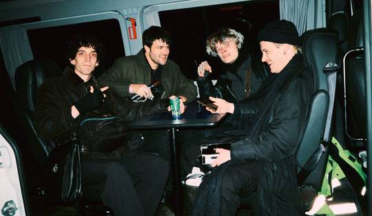 ‘Zelfs onze vrienden denken dat je binnen bent als je op Pukkelpop speelt’: een dag mee in het busje van podiumbeesten Lézard