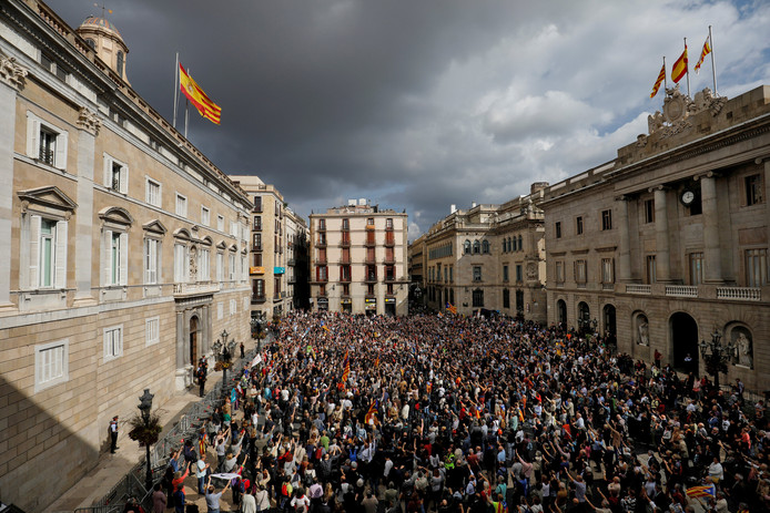 Boze Catalanen heffen het volkslied ‘Els Segadors’ aan, op het Sant Jaume plein in Barcelona. Ze eisen de vrijheid van de acht bestuursleden die door het Spaanse Hooggerechtshof gevangen zijn gezet. Foto Juan Medina