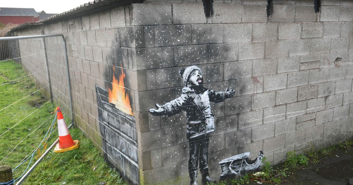 Banksy laat opnieuw controversieel kunstwerk achter ...