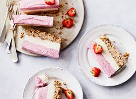 Cashew ‘cheese’ cake met aardbeien & kokos