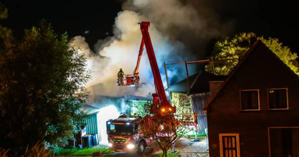 Uitslaande brand in schuur vol hooi in Streefkerk. hooibroei