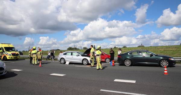Vertraging op A15 bij Geldermalsen na ongeluk met vier autos.