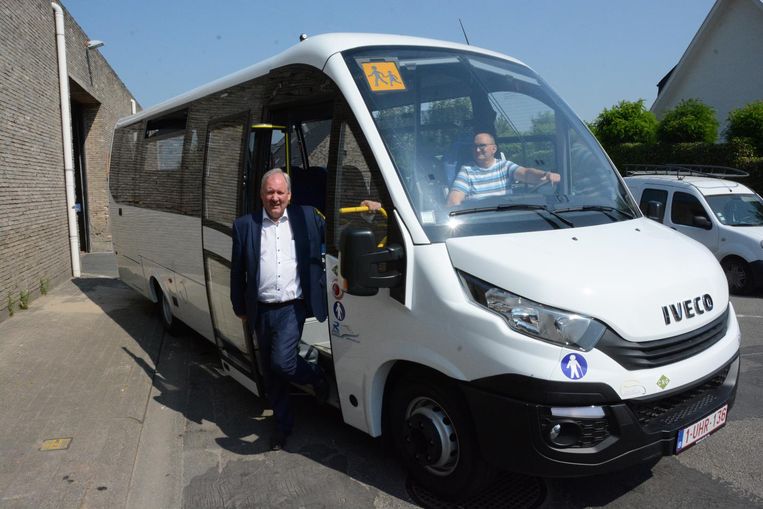 Gisteren werd een nieuwe schoolbus geleverd die rijdt op aardgas, de allereerste in ons land.