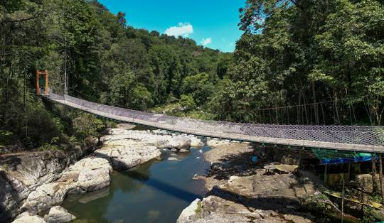 Hangbrug bij populaire waterval in Indonesië stort in: twee Oostenrijkse toeristen komen om