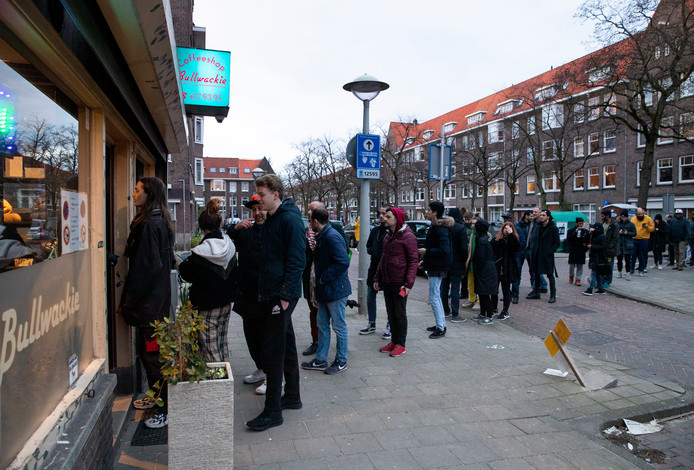 Mensen in de rij bij een coffeeshop