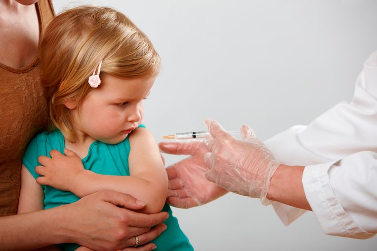 Klinisch bioloog prof. dr. Isabel Leroux-Roels (UZ Gent) geeft uitleg en een vader deelt zijn twijfels over het nut en de risico’s van vaccins. 