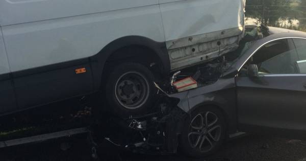 Auto bij Ochten onder achterwielen bestelbus: rijstroken A15 weer vrij