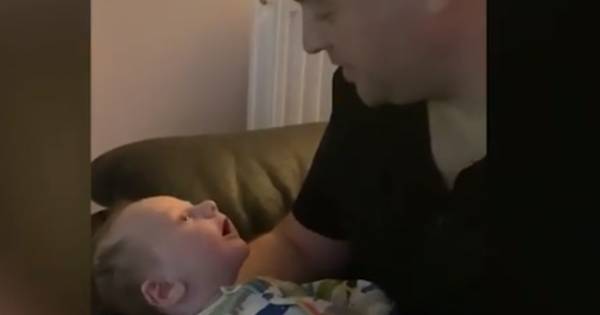 Un Bebe De 8 Semaines Se Met A Parler Et Dit Hello A Son Pere Bruxelles News