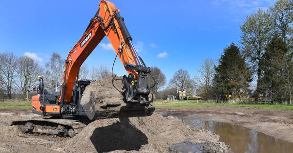 Peelkanaal bij Mill op de schop