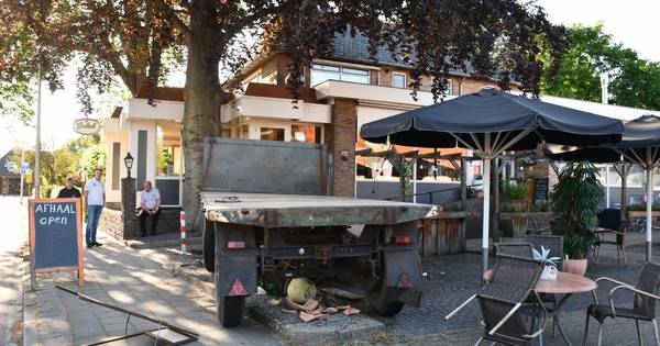 Grote ravage door losgeraakte aanhanger op coronaproof terras in Den ham - Tubantia