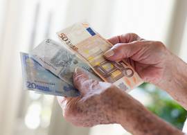 Carla (59): “Ik betaal stiekem de studie van mijn kleindochter; haar ouders zouden dit zien als verraad”