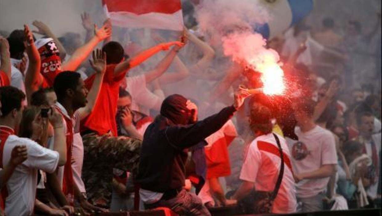 Ajax-hooligans massaal naar AA Gent-Feyenoord | De Morgen