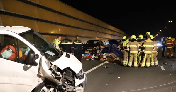 File op A2 bij Enspijk na ongeluk, lading van aanhangwagen ligt op de weg