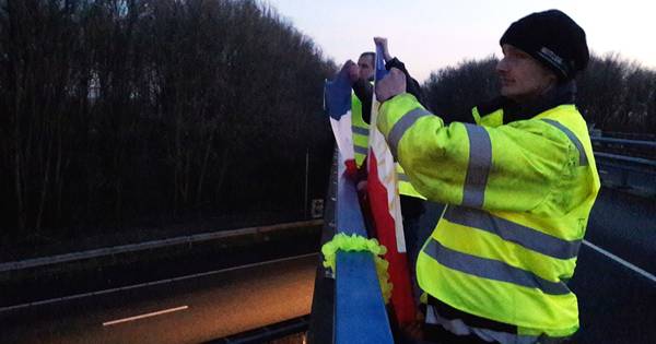 Drie gele hesjes in de Hernense avondschemering