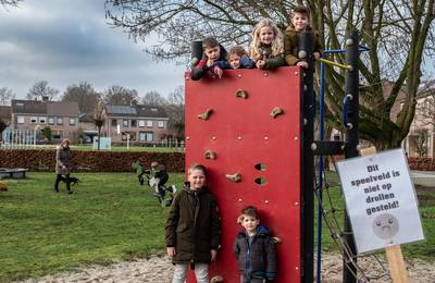 Overlast: kinderen hollen in Haps tussen de hondendrollen