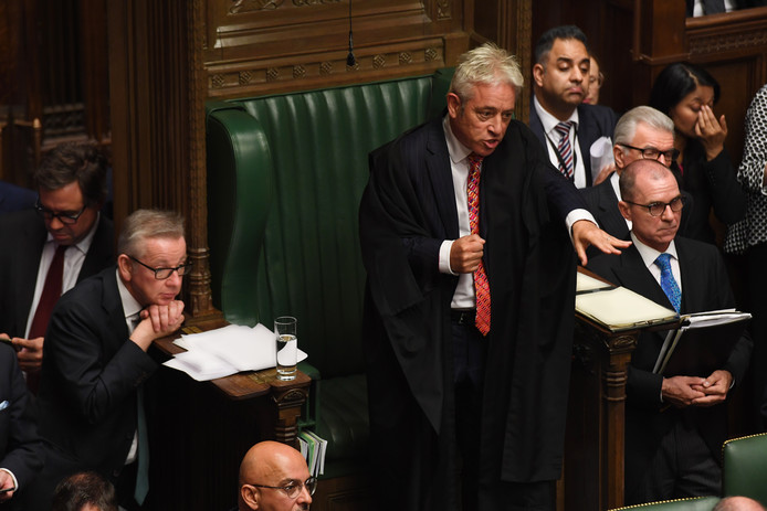 John Bercow, speaker van het Britse parlement, probeert orde te houden tijdens een vergadering.