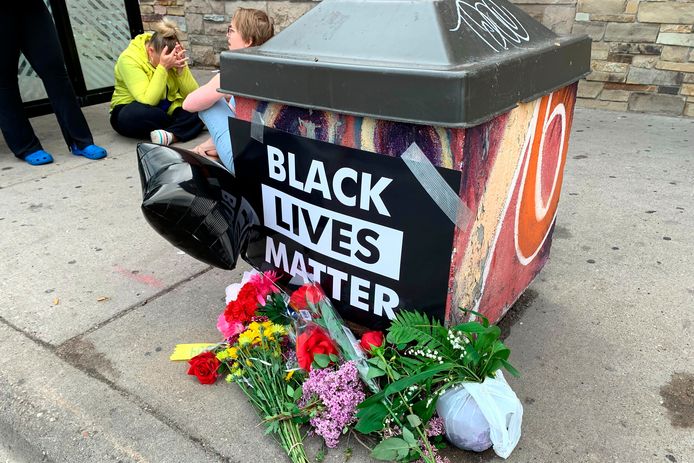 Bloemen op de plek waar de man werd gearresteerd.