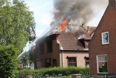 Vlammen slaan uit het dak bij woningbrand in Noordhoek