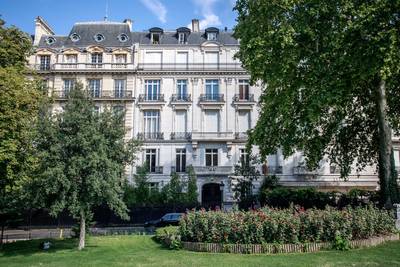 Huiszoekingen in Epstein-zaak: appartement en modellenbureau in Parijs doorzocht