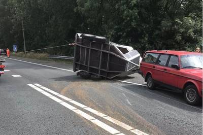 Trailer met paarden belandt op de zijkant op A73 bij Nijmegen
