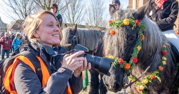 Paard en berijder staan strak in het gelid voor portrettenserie Janne van Gilst over de Straô