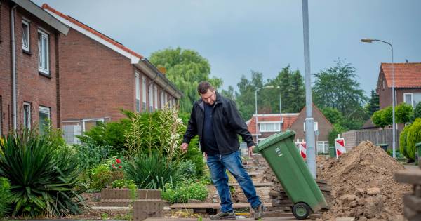 Buurt leeft al maanden in een maanlandschap: 'De stroomkabels liggen open en bloot in de sleuven' - 
