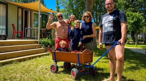 Dansen op kruisjes en reserveren voor het zwembad op Franse campings